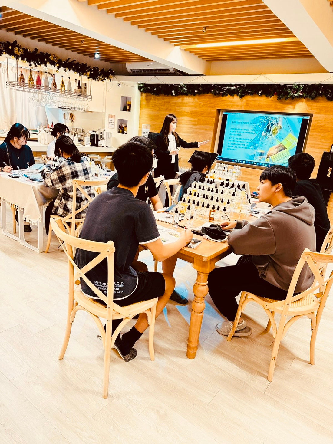 感謝香港四邑商工總會陳南昌紀念中學邀請涎香故事教授校內學生專業調香課程