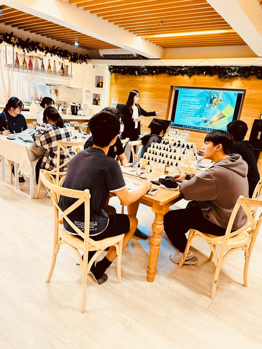 感謝香港四邑商工總會陳南昌紀念中學邀請涎香故事教授校內學生專業調香課程