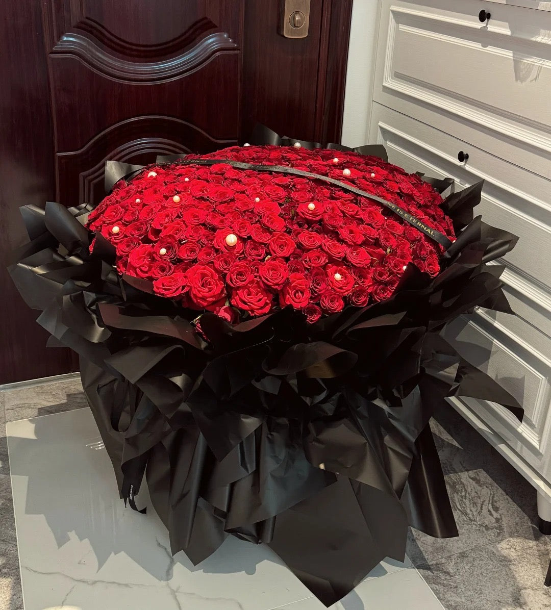 99朵玫瑰配小珍珠